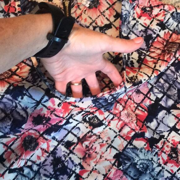 Floral Short Sleeve Top - Size Medium - Excellent Condition - Picture 2 of 7